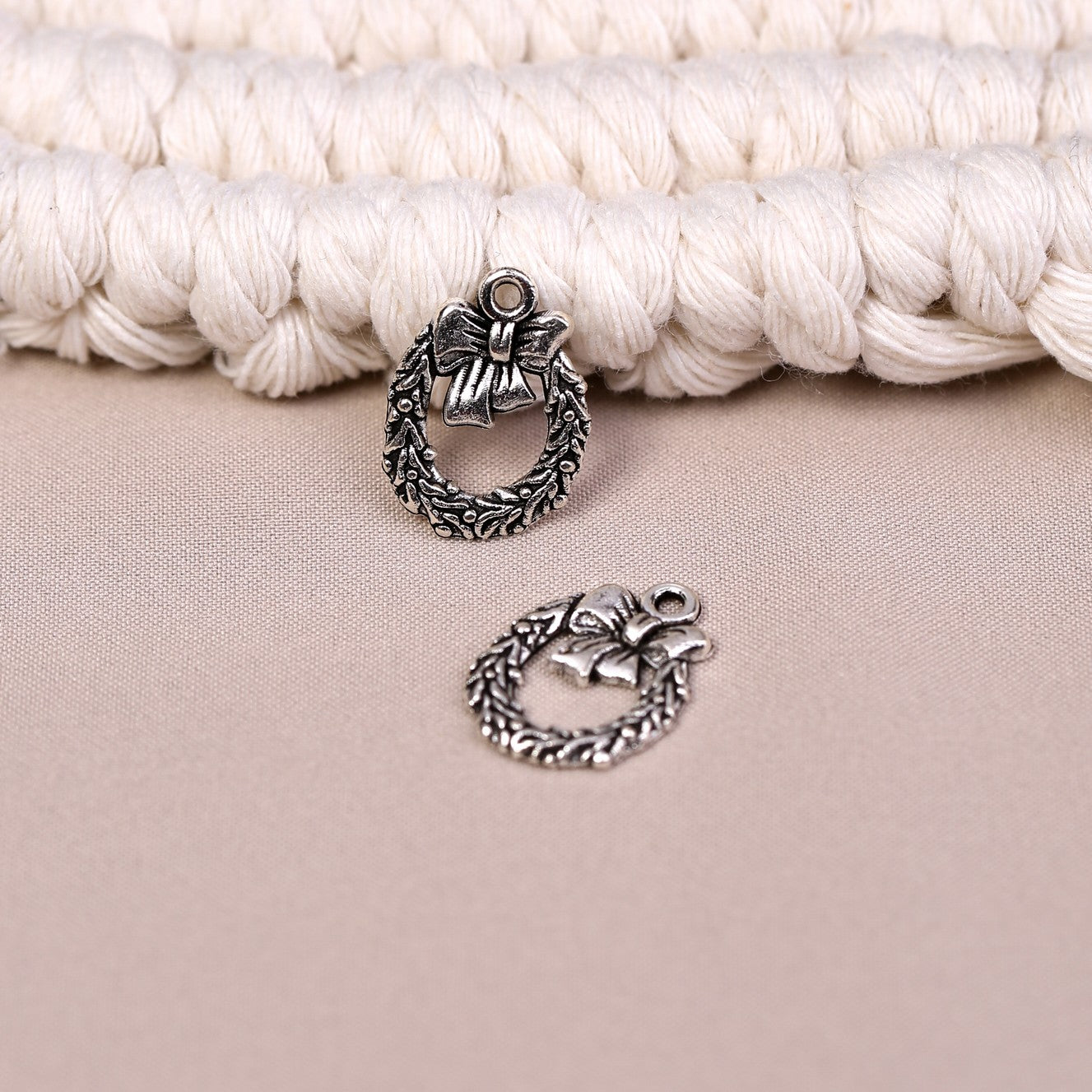 Christmas Wreath Metal Charms (8pcs) (MLB-002)