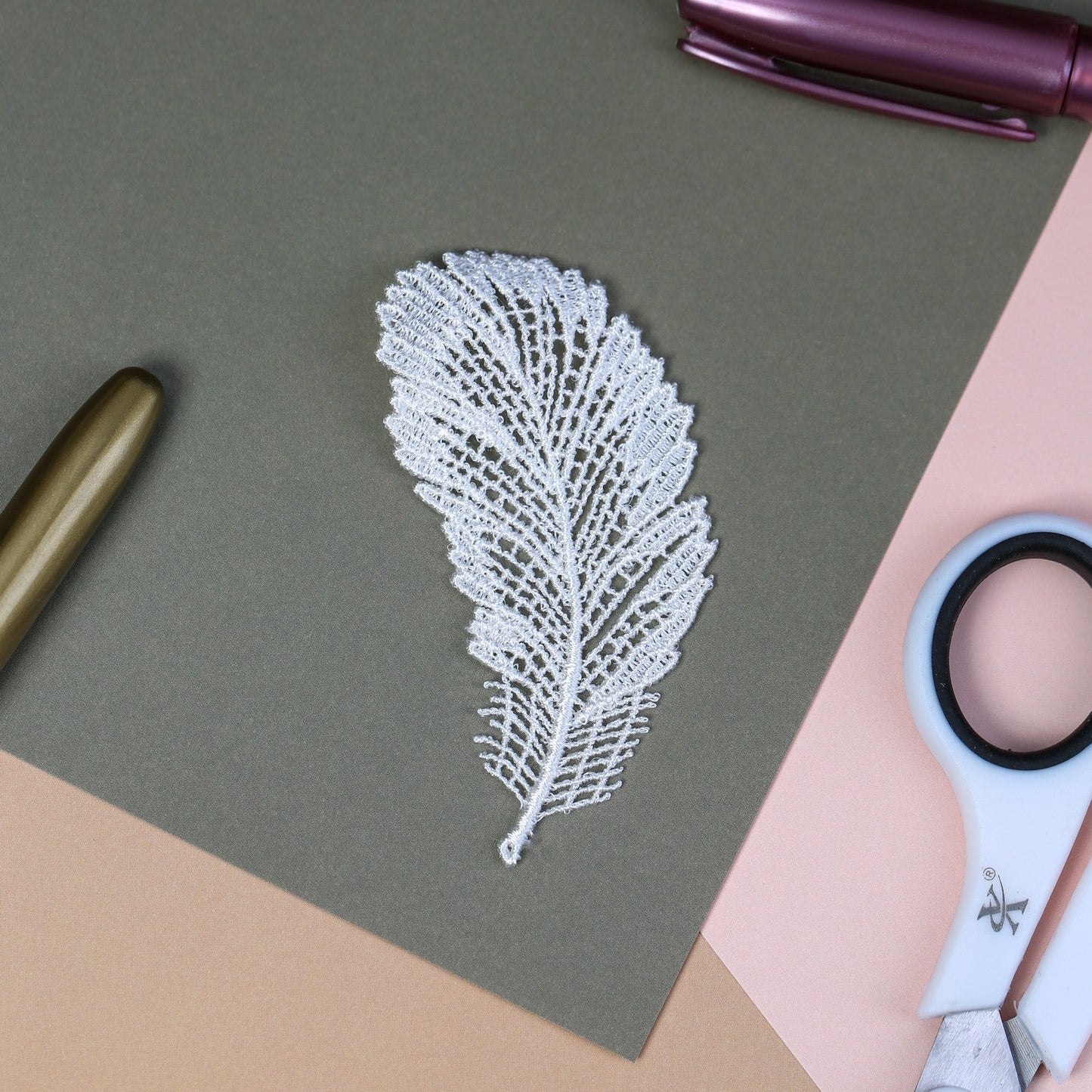Ivory Lace Feather Applique (1pc) (RT20133IV)